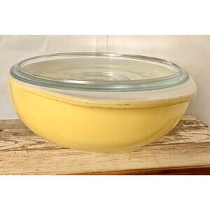 Vintage Pyrex #024 Yellow/Golden Casserole Dish with Lid. Vintage 1950s